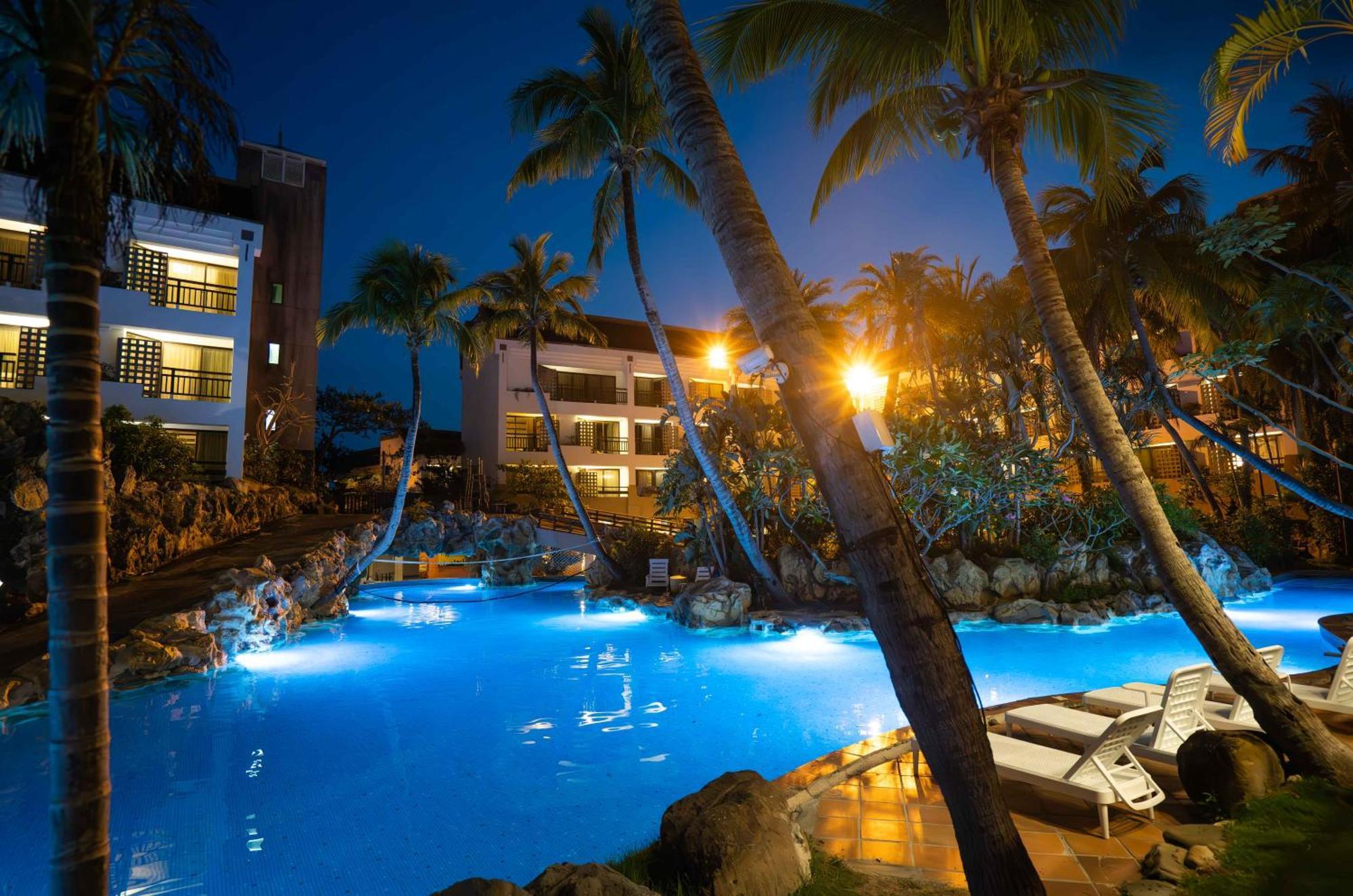 Yoho Beach Resort Kenting Heng-ch'un Exterior foto The pool at the Hard Rock Hotel