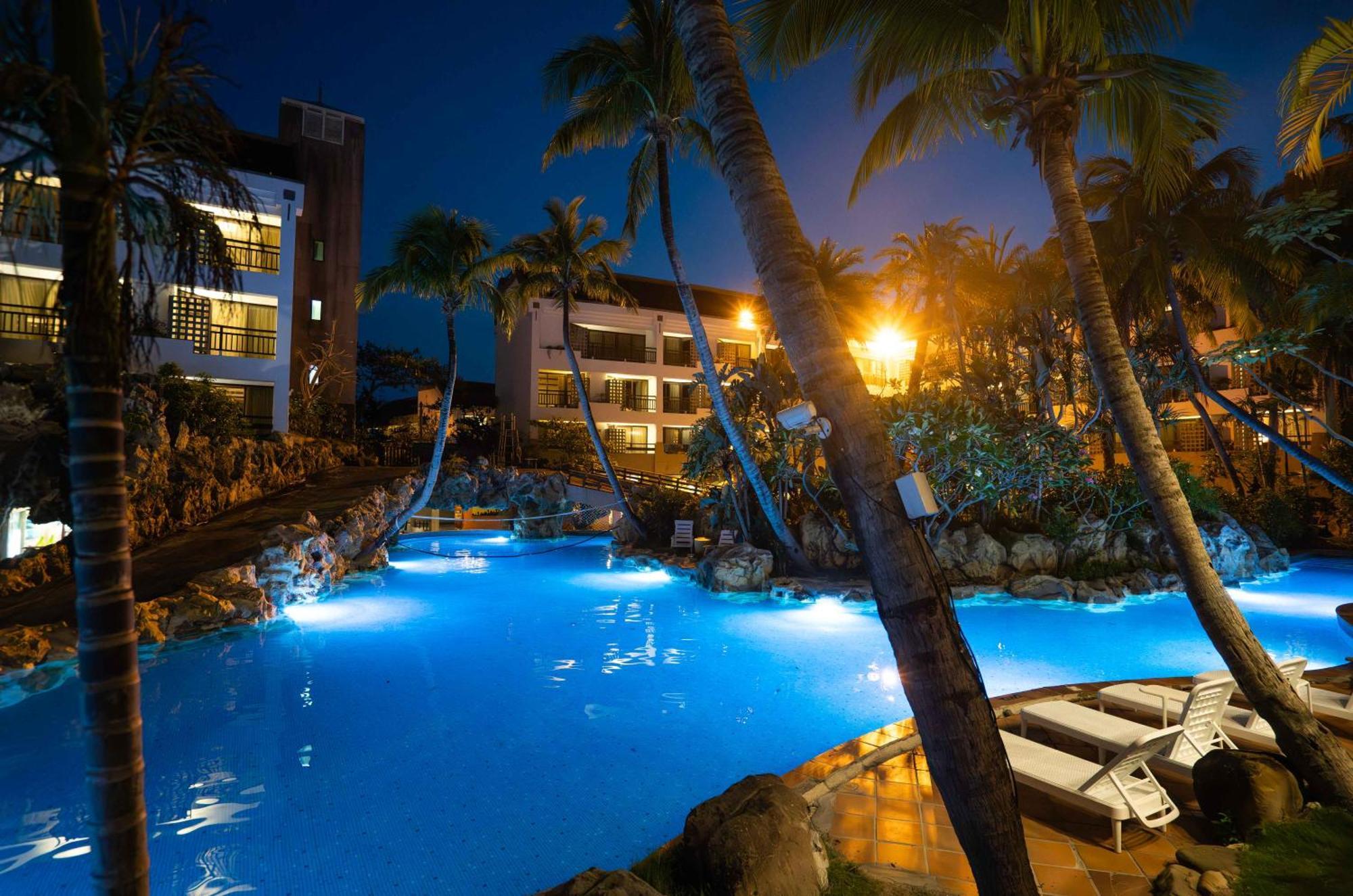 Yoho Beach Resort Kenting Heng-ch'un Exterior foto The pool at the Hard Rock Hotel