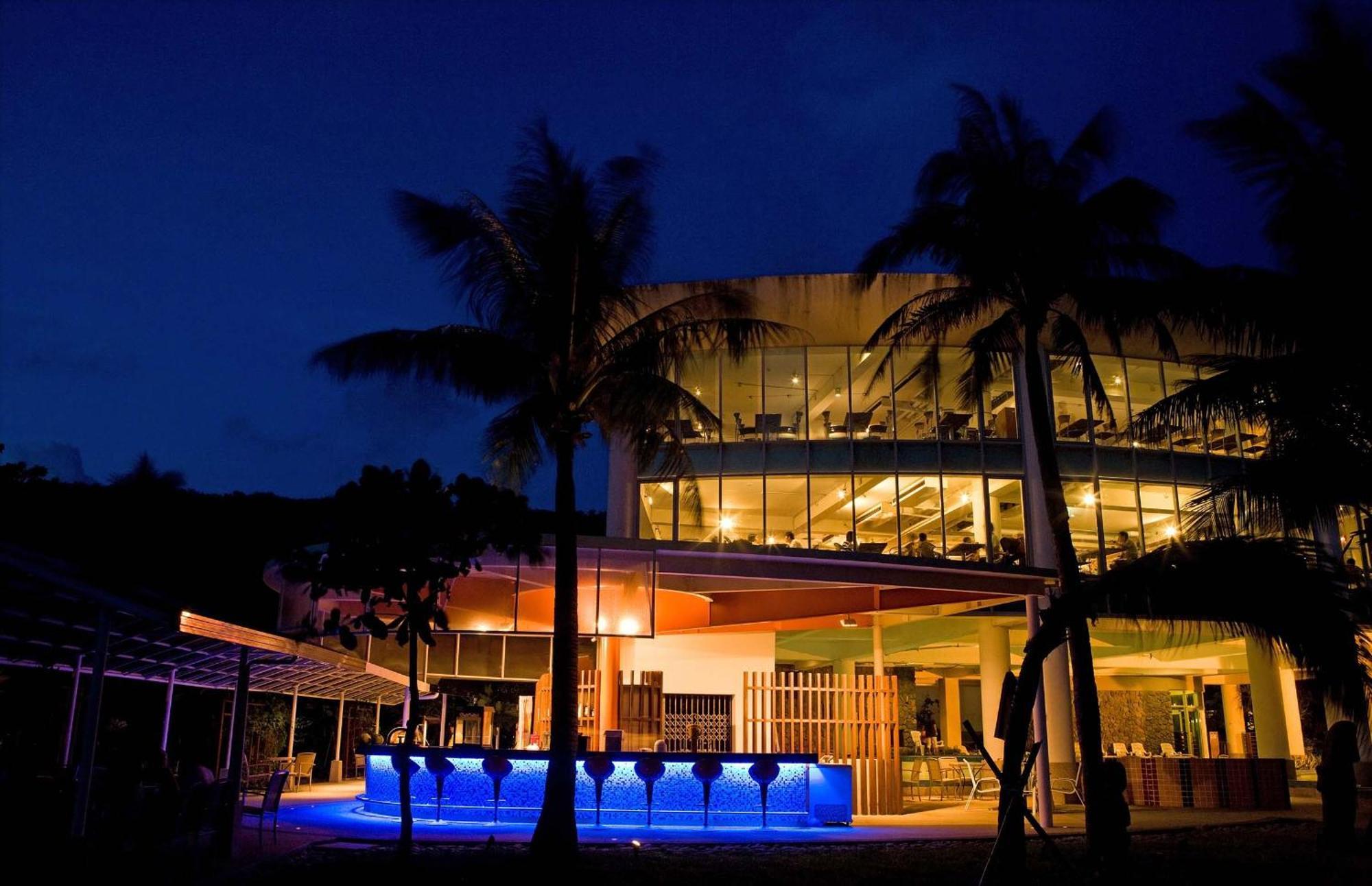 Yoho Beach Resort Kenting Heng-ch'un Exterior foto The resort at night