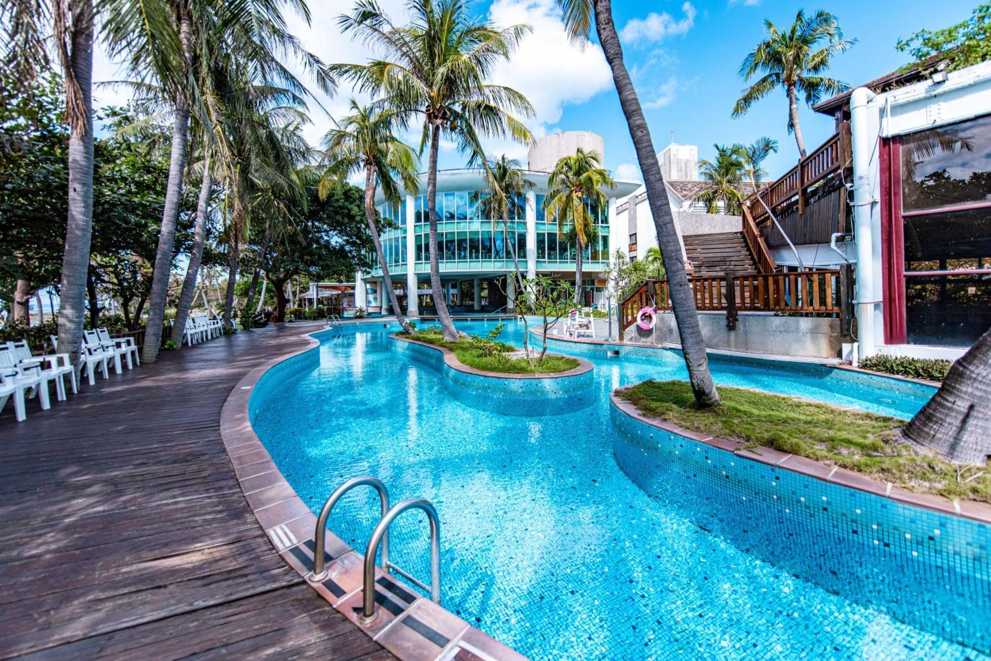 Yoho Beach Resort Kenting Heng-ch'un Exterior foto The pool at the resort